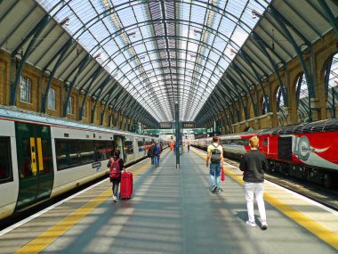 Londra, İngiltere, 25.05.2019, Kings Cross Tren İstasyonu. Burası Kuzey-Doğu Londra Camden tren istasyonu. Yolcular treni bekliyor..