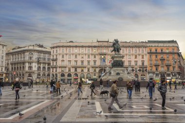 Milano, İtalya, 11/27/2012, Victor Emmanuel Ii Anıtı. Anıt, Piazza del Duomo kentinin ana meydanında yer almaktadır. Kralın binicilik heykeli yüksek bir kaide üzerinde ayarlanır.