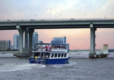 Miami, Abd, 12/30/2013, rıhtım boyunca tekne gezisi. Zarif Biscayne Körfezi boyunca bir tekne turu miami en iyi kıyı alanları, zengin ve ünlülerin konakları, akşamları güzel günbatımı hayran görmenizi sağlar.