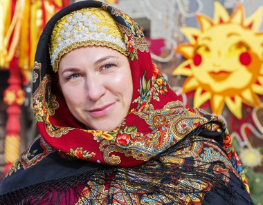 Moskova, Rusya, 03 / 07 / 2019, Rus güzelliği Manezh Meydanı 'ndaki Maslenitsa kutlamasında. Festival 