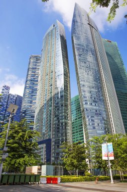 Singapur, 01 / 21 / 2018, Collyer Quay Mimarlık. Singapur 'daki en yüksek binalardan biri, Central Park Kulesi. Bu körfezin rıhtımında bir yerleşim yeri..