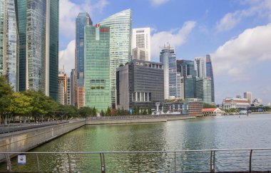 Singapur, 01 / 21 / 2018, Marina Körfezi Rıhtımı. Finans Bölgesi. Singapur 'un iş merkezi modern bir gökdelendir. Duvarları dünyanın önde gelen şirketlerinin ofisleridir..