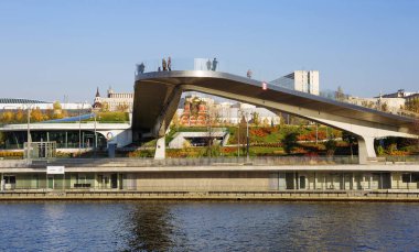 Moskova, Rusya, 10 / 17 / 2019, Zaryadye 'de yükselen köprü. Köprünün gözlem noktası bir seferde 34.000 kişiye dayanabilir, 240 tondan fazla ağırlığa. Kantilever kısmının uçuşu 70 metre..