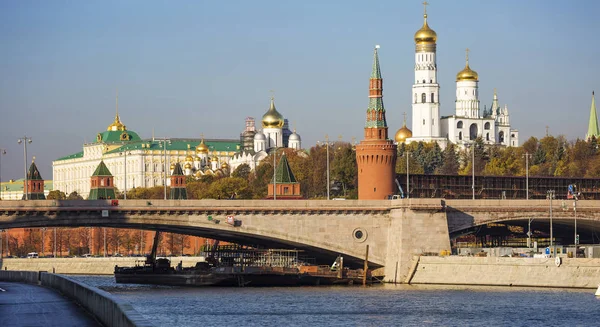 Moskva Ryssland 2019 Kremls Vall Banvallen Löper Längs Moskvafloden Förbi — Stockfoto