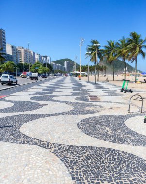 Rio de Janeiro, Brezilya, 03 / 06 / 2020, Copacabana gezinti güvertesi ve plajı. Copacabana dünyaca ünlü bir plajdır. 4 kilometreden uzun kum şeridi dünyanın en uzun plajı ve şehrin en önemli eğlence yerlerinden biridir.. 
