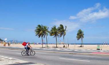 Rio de Janeiro, Brezilya, 03 / 06 / 2020, Copacabana gezinti güvertesi ve plajı. Copacabana dünyaca ünlü bir plajdır. 4 kilometreden uzun kum şeridi dünyanın en uzun plajı ve şehrin en önemli eğlence yerlerinden biridir.. 
