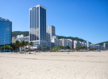 Rio de Janeiro, Brezilya, 03 / 06 / 2020, Copacabana gezinti güvertesi ve plajı. Hilton Oteli. Copacabana dünyaca ünlü bir plajdır. 4 kilometreden uzun kum şeridi dünyanın en uzun plajı ve şehrin ana simgelerinden biridir..