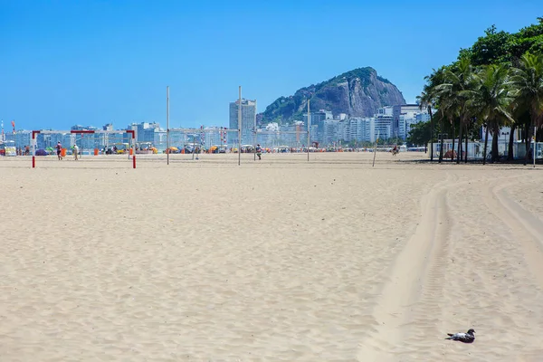 Rio de Janeiro, Brezilya, 03 / 06 / 2020, Copacabana plajı. Copacabana dünyaca ünlü bir plajdır. 4 kilometreden uzun kum şeridi dünyanın en uzun plajı ve şehrin ana simgelerinden biridir..