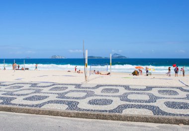 Rio de Janeiro, Brezilya, 03 / 06 / 2020, Ipanema plajı. Ipanema plajı kıyı boyunca uzun bir alana sahiptir ve tüm uzunluğu boyunca harika bir mozaik patikayla süslenmiştir. Popüler Copacabana plajının yakınında yer almaktadır.. 