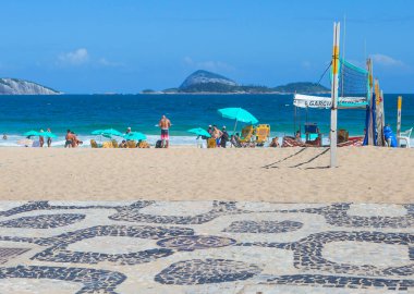 Rio de Janeiro, Brezilya, 03 / 06 / 2020, Ipanema plajı. Ipanema plajı kıyı boyunca uzun bir alana sahiptir ve tüm uzunluğu boyunca harika bir mozaik patikayla süslenmiştir. Popüler Copacabana plajının yakınında yer almaktadır.. 