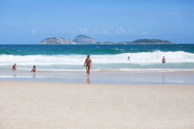 Rio de Janeiro, Brezilya, 03 / 06 / 2020, Ipanema plajı. Ipanema plajı kıyı boyunca uzun bir alana sahiptir ve tüm uzunluğu boyunca harika bir mozaik patikayla süslenmiştir. Popüler Copacabana plajının yakınında yer almaktadır.. 