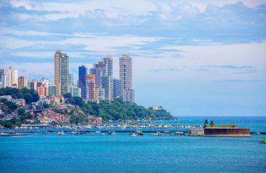 Salvador, Brezilya, 03 / 08 / 2020, deniz manzaralı. San Marcelo Kalesi. San Marcelo Kalesi 17. yüzyılın başlarında El Salvador 'un güvenliğini sağlamak için Azizler Körfezi' ndeki küçük bir adada inşa edildi. Şu anda, şehrin bir dekorasyonu..