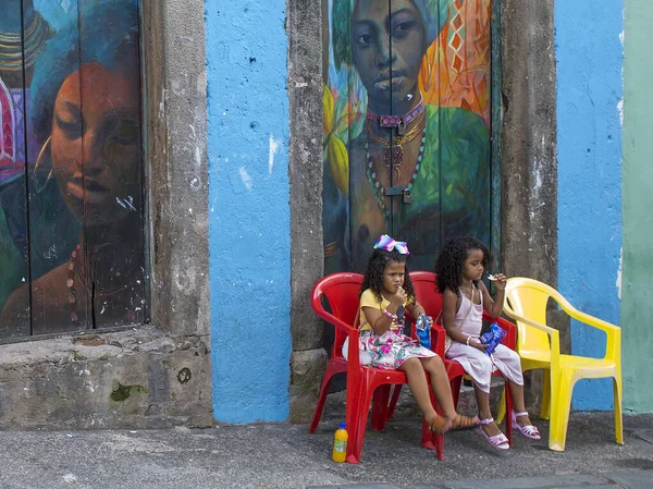 Salvador Brasil 2020 Niños Dos Niñas Pequeñas Bonitas Sentaron Cómodamente —  Fotos de Stock