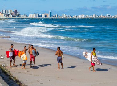 Maceio, Brezilya, 03 / 09 / 2020, sörf. Brezilya 'da sörf son derece popüler, yaklaşık bir milyon yerel sörfçü var, bunların arasında dünyaca ünlü sporcular da var..