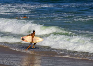 Maceio, Brezilya, 03 / 09 / 2020, sörf. Brezilya 'da sörf son derece popüler, yaklaşık bir milyon yerel sörfçü var, bunların arasında dünyaca ünlü sporcular da var..