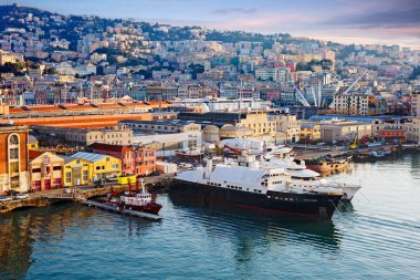 Marsilya, Fransa, 03 / 19 / 2020, deniz manzaralı. Marsilya, Akdeniz 'in Lyon Körfezi' ndeki en büyük limanıdır. İskelede BLEU DE NIMES yatı var, küçük bir yangın ve kurtarma gemisi Vigili del Fuoco 'nun yanında..