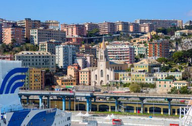 Marsilya, Fransa, 03 / 21 / 2020, deniz manzaralı. Marsilya, Akdeniz 'in Lyon Körfezi' ndeki en büyük limanıdır. Şehir kıyı tepelerinde yer almaktadır. Eski limandaki Katolik Kilisesi görünür..