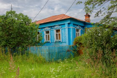 Moskova bölgesi, Rusya, 07 / 27 / 2020, köy evi. Eski mavi ahşap bir ev, sobası ve güzel oyulmuş mimarları var..