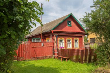 Moskova bölgesi, Rusya, 07 / 27 / 2020, köy evi. Ocaklı eski ahşap ev ve güzel oyulmuş mimarlar..