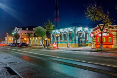 Kirzhach şehri, Vladimir bölgesi, Rusya, 10 / 14 / 2020, akşamları şehir manzarası. Kirzhach, Vladimir bölgesinde aynı adı taşıyan nehrin kıyısında yer alan küçük bir kasabadır. Kirzhach 'ın yeri, manastırda ilk yerleşim yeriydi.