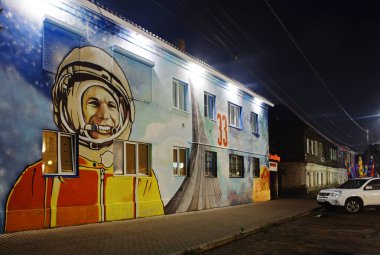 Kirzhach şehri, Vladimir bölgesi, Rusya, 10 / 14 / 2020, şehir manzarası. Kozmonot Yuri Gagarin 'in portresi olan ev. İyi akşamlar. Kirzhach şehrinin Gagarin caddesinde Yuri Gagarin 'in portresini gösteren iki katlı bir konutun ön cephesinde