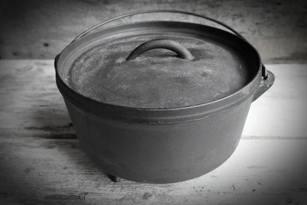 木制铸铁荷兰烤箱 — 图库照片