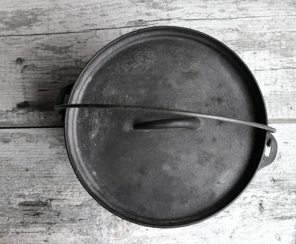 Gjutjärn Dutch Oven Ser Ner Trä Bakgrund — Stockfoto