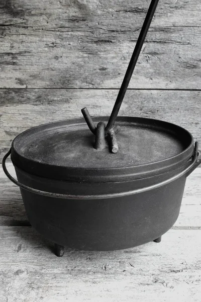 铸铁荷兰烤箱用盖子升降机 图库图片