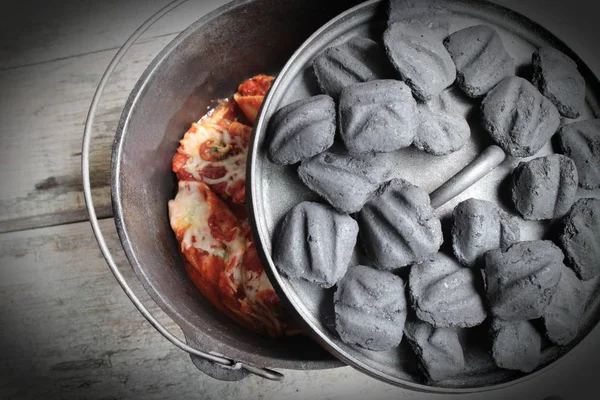 Cáscaras Rellenas Horno Holandés Hierro Fundido Con Briquetas Carbón — Foto de Stock