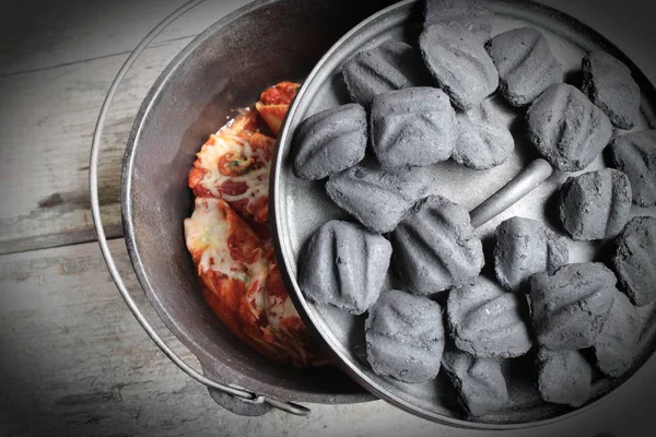 練炭入りの鋳鉄製ダッチ オーブン ロイヤリティフリーのストック写真