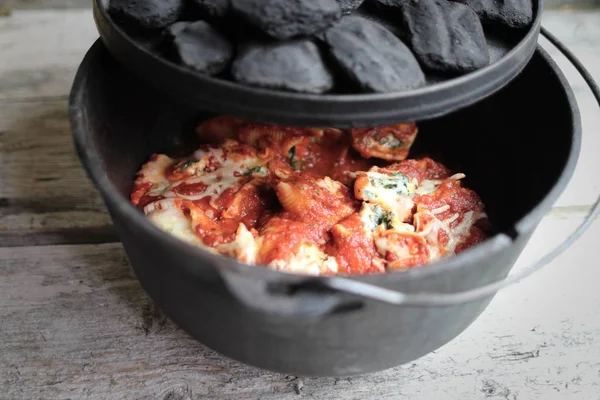 Cena Cáscaras Rellenas Pasta Hierro Fundido Sobre Fondo Madera — Foto de Stock