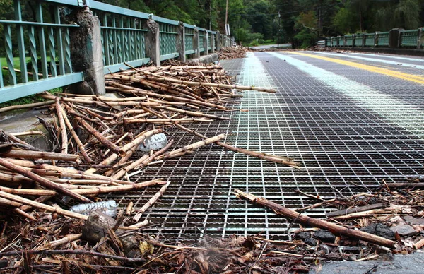 Basura Izquierda Puente Después Las Inundaciones — Foto de Stock