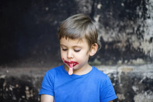 Küçük Çocuk Kötü Durumda Yüzü Dondurma Yeme — Stok fotoğraf