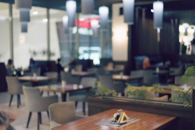 İnsanlarla restoranın bulanık arkaplanı.