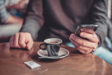 Smartphone, yakın çekim, kafede kullanan adam.