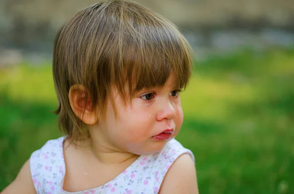 Linda Niña Sobre Fondo Verde Borroso — Foto de Stock