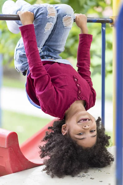 Kleines Mädchen Spielt Draußen Park — Stockfoto