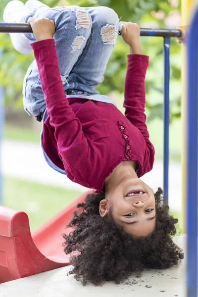 Petite Fille Jouant Dehors Dans Parc — Photo