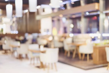 İnsanlarla restoranın bulanık arkaplanı.