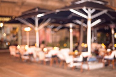 İnsanlarla restoranın bulanık arkaplanı.