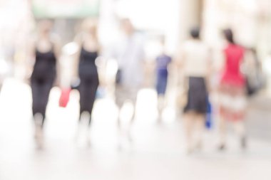 Sokaktaki insan siluetleri arka plan bulanıklık