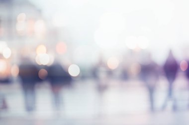 siluetleri tanınmaz halde insanların bir sokakta yürüyen insanlar arka plan bulanıklık