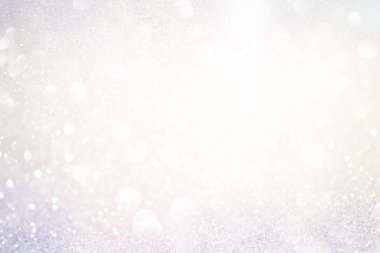 Gümüş pırıltılı Noel ışıkları. Bulanık arka plan