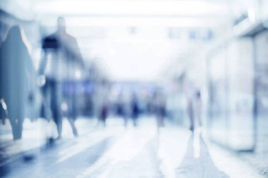 Boş alan arka plan geçen insanlar siluetleri ile