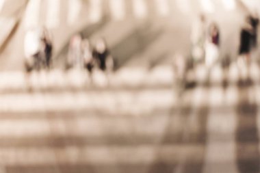 Arka plan bulanık. Bulanık insanlar bir şehirde sokak. Tonda fotoğraf.