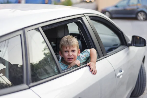 Kind Van Één Ouder Verlaten Een Auto Verdrietig Huilende Gescheiden — Stockfoto