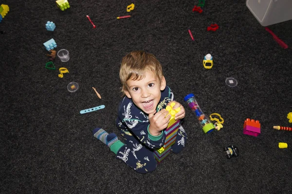 Lycklig Pojke Leker Med Leksaker Ovanifrån — Stockfoto