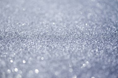Gümüş pırıltılı Noel ışıkları. Bulanık arka plan