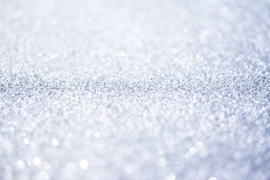 Gümüş pırıltılı Noel ışıkları. Bulanık arka plan