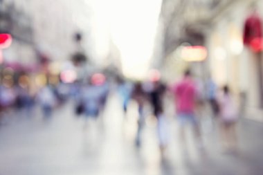 Soyut insanlar arka plan, bir sokakta yürüyen insanların tanınmaz siluetleri bulanıklık